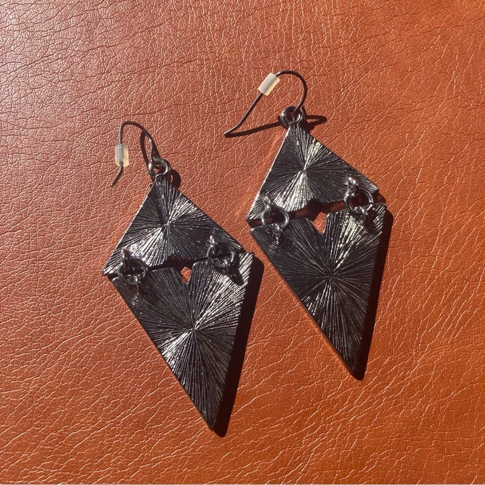 Iridescent Holographic dangle earrings - Picture 3 of 4